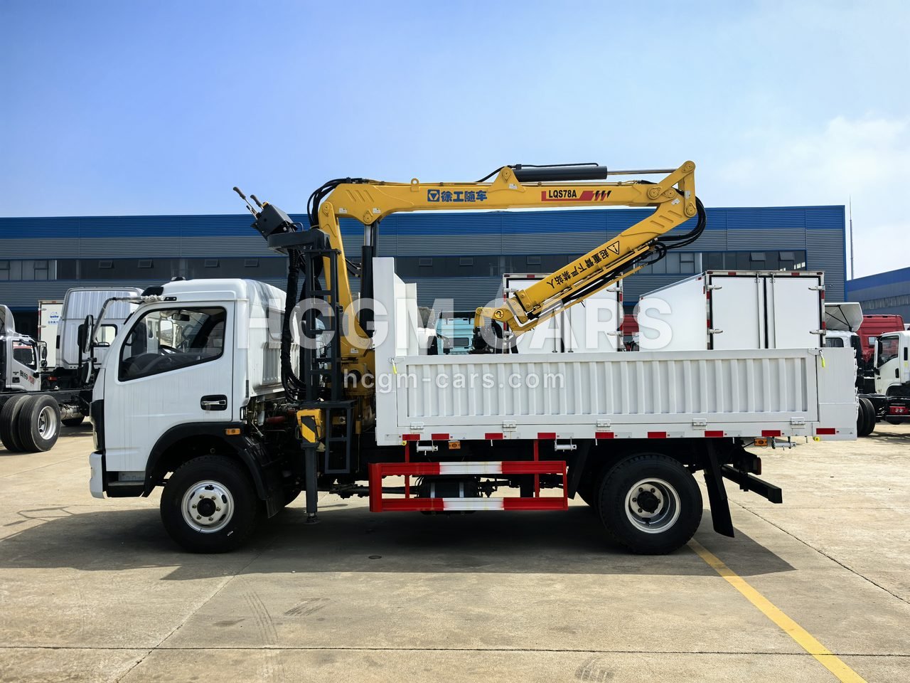 Dongfeng 160 hp tipper truck with XCMG LQS78A log loader crane and grapple, side view