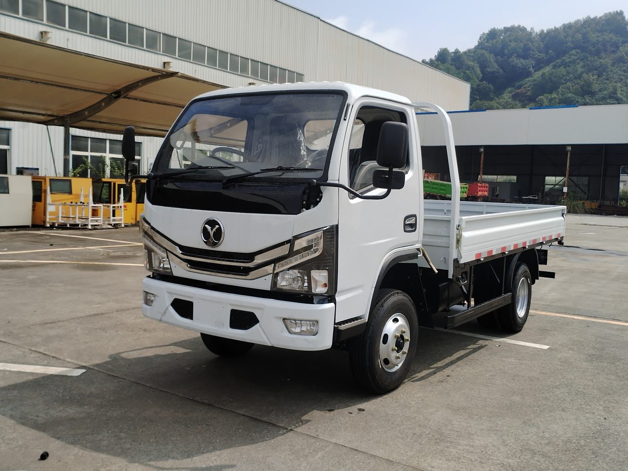 White Dongfeng 5.2-ton diesel cargo truck, front three-quarter view
