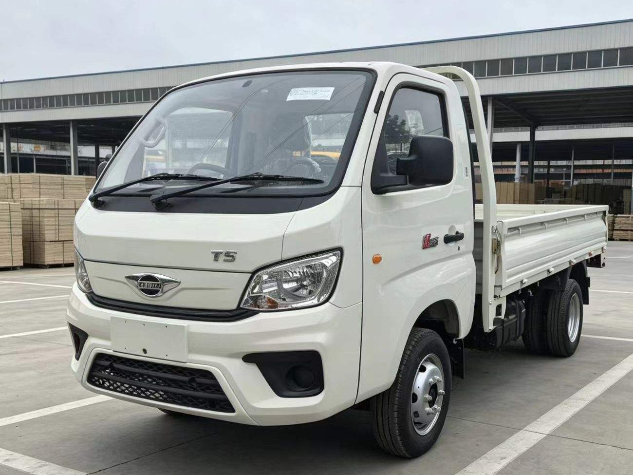 Foton Forland T5 4x2 cargo truck with dropside body, front three-quarter view