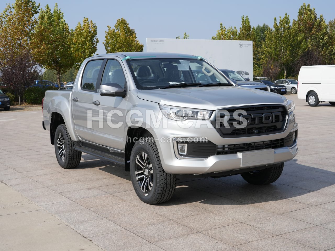 Silver Foton Tunland G7 double-cab 4x4 pickup, front three-quarter view