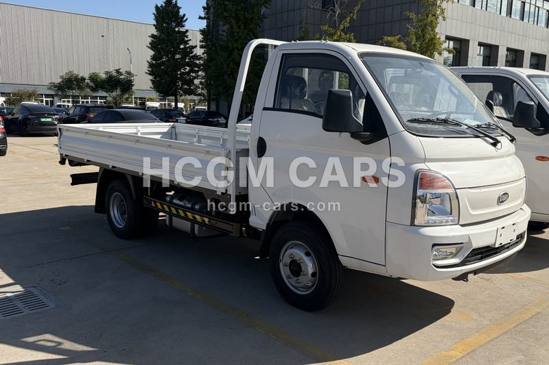 KAMA 2.8L diesel light truck in white with side-panel cargo box, front three-quarter view